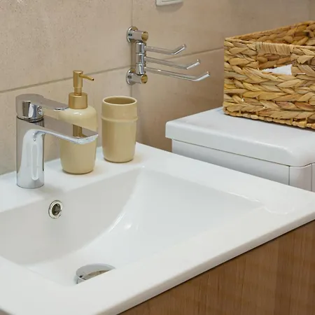 La Z Salonem, Sypialnią, Parkingiem, Blisko Centrum Apartament