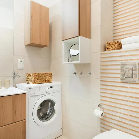 Apartament La Z Salonem, Sypialnią, Parkingiem, Blisko Centrum *